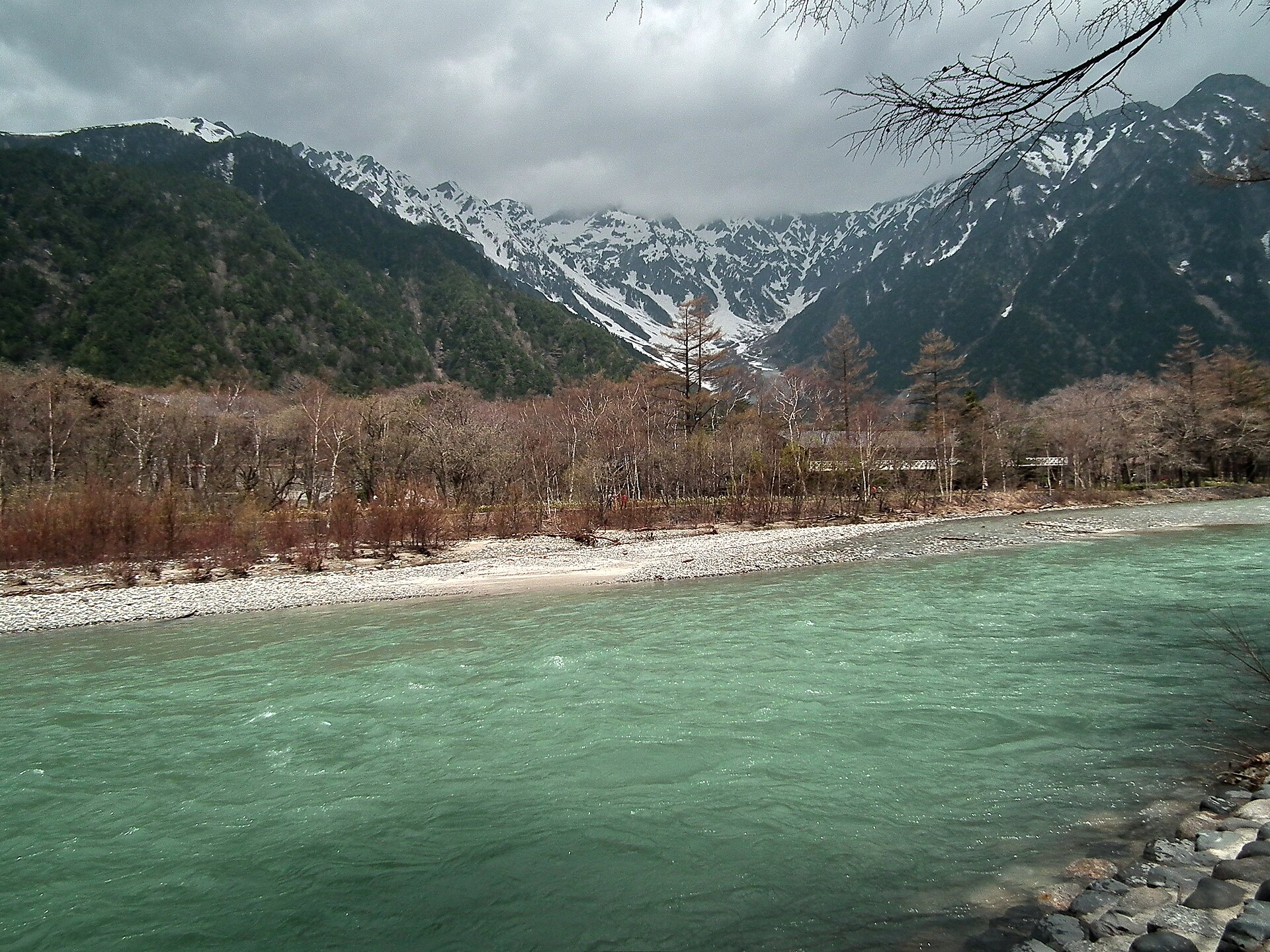 春の梓川と残雪の穂高連峰(上高地)